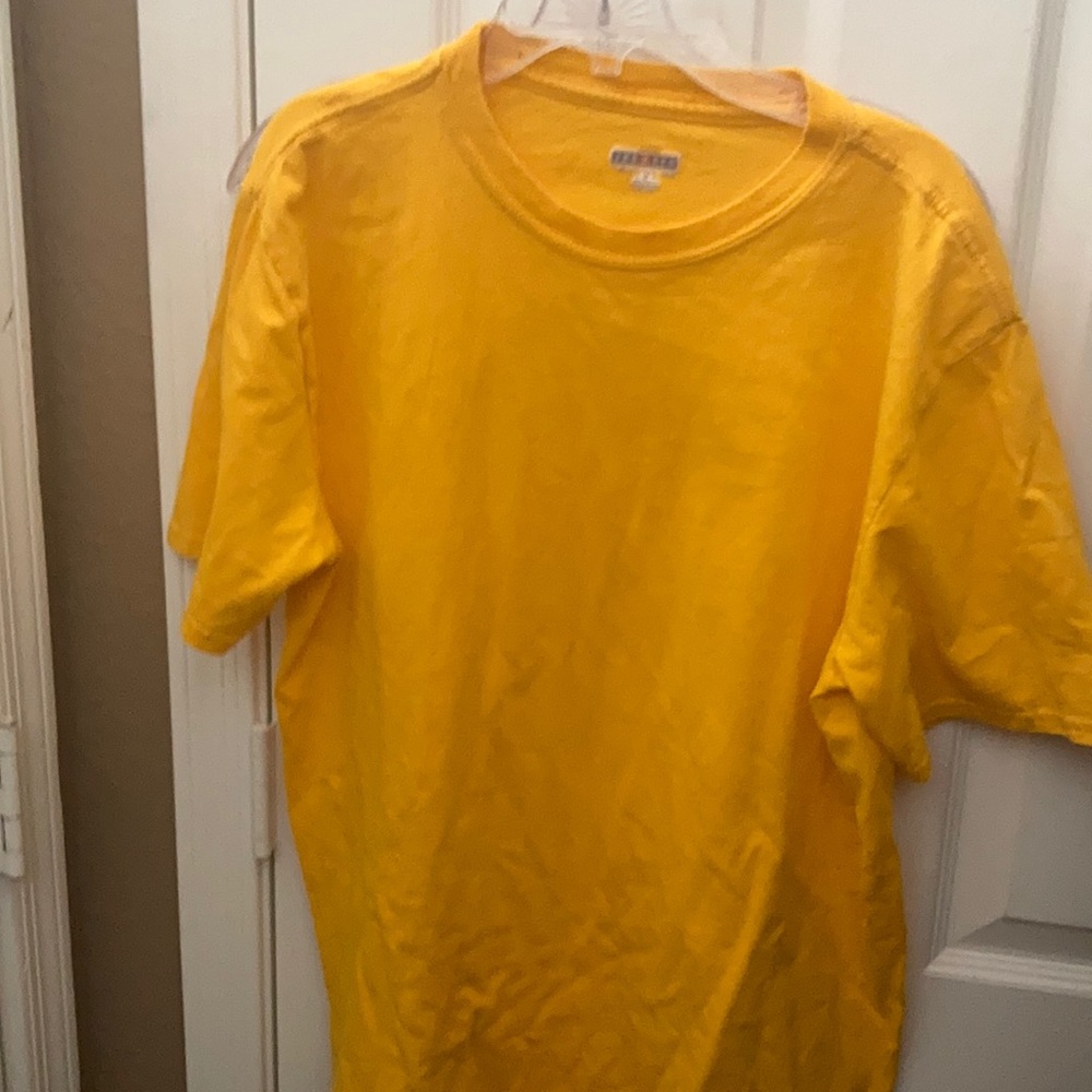 Basic jerzees tee medium